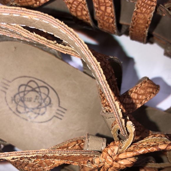 Hokus Pokus Size 7 1/2 gladiator style shoes - Picture 3 of 8